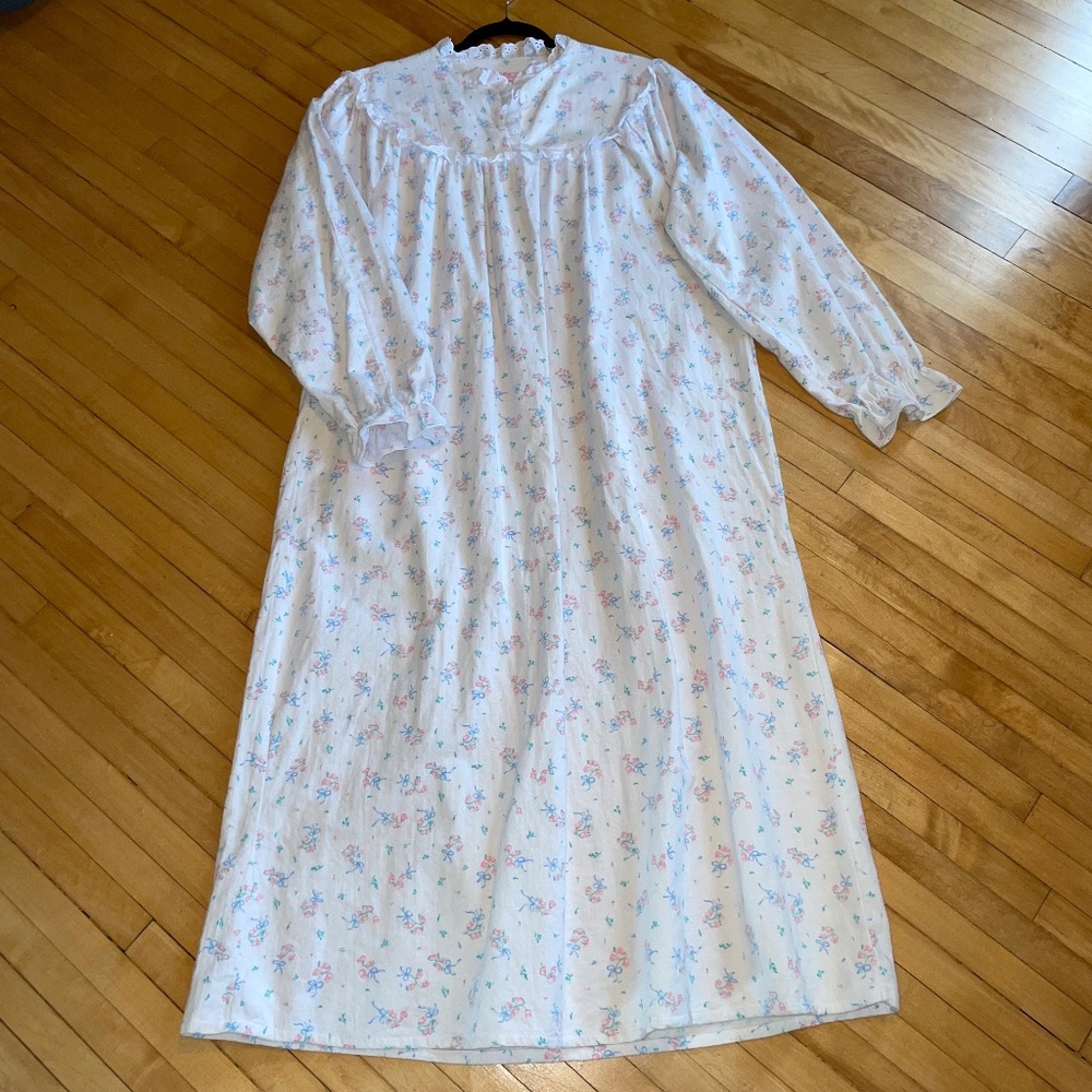 HONORS INTIMATES Vintage Maxi Flannel Nightgown White Ditzy Floral Eyelet Lace